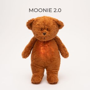 Moonie 2.0 - Krammedyr med melodi og lys - organisk caramel bear